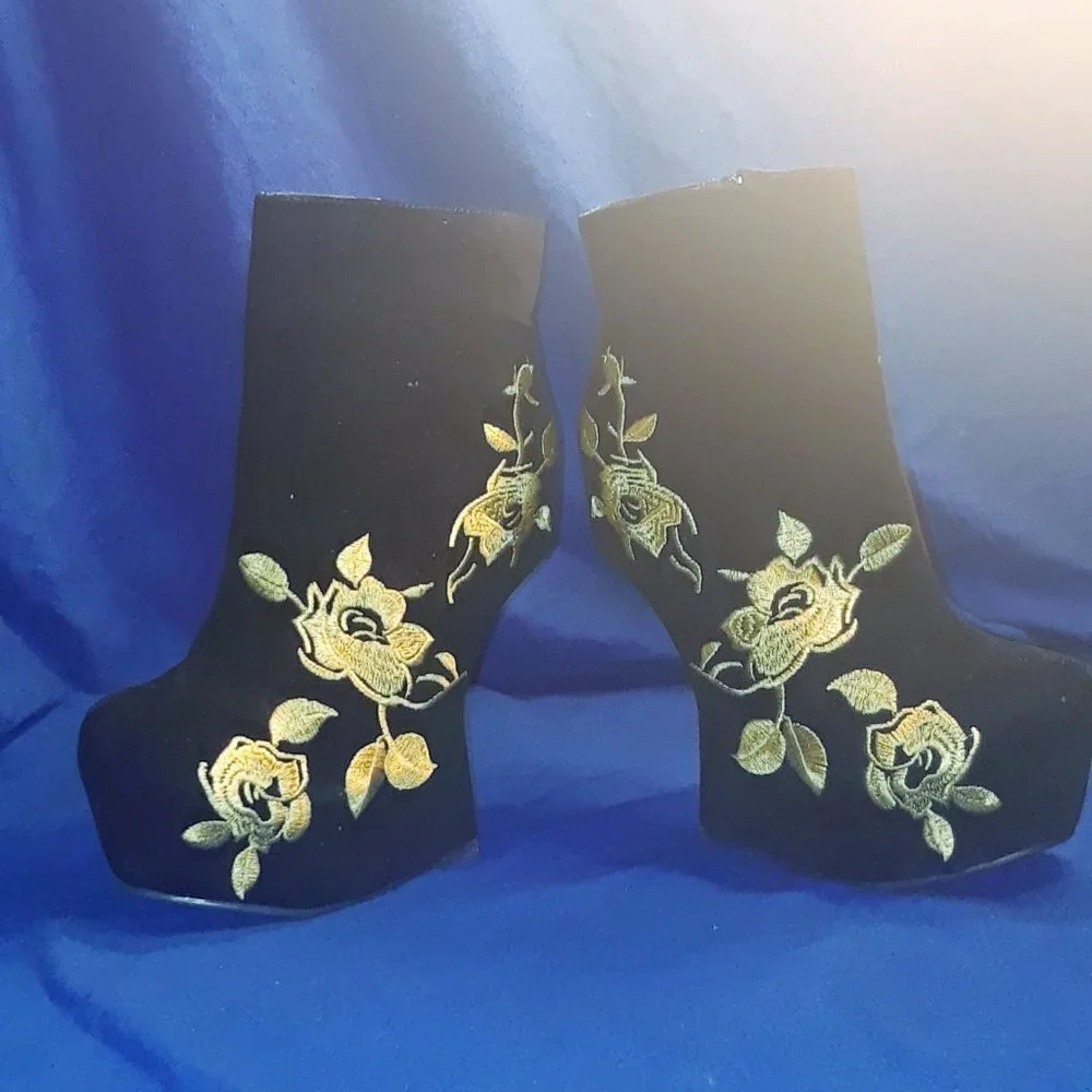 WOMEN'S PLATFORM MISSING OVER THE EDGE WEDGE BOOT  -  Black/Gold ( BRAND NEW !!!